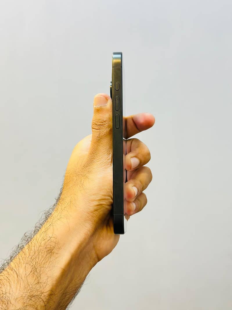 Apple iPhone 15 Pro 4