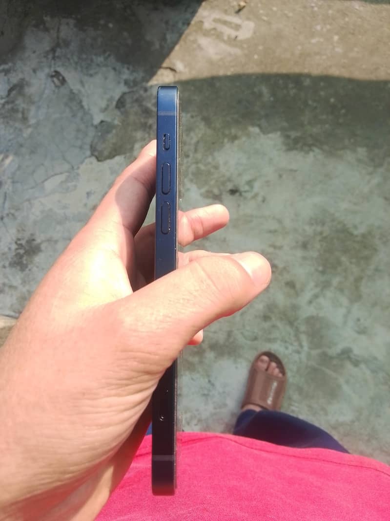 Apple iPhone 12 4