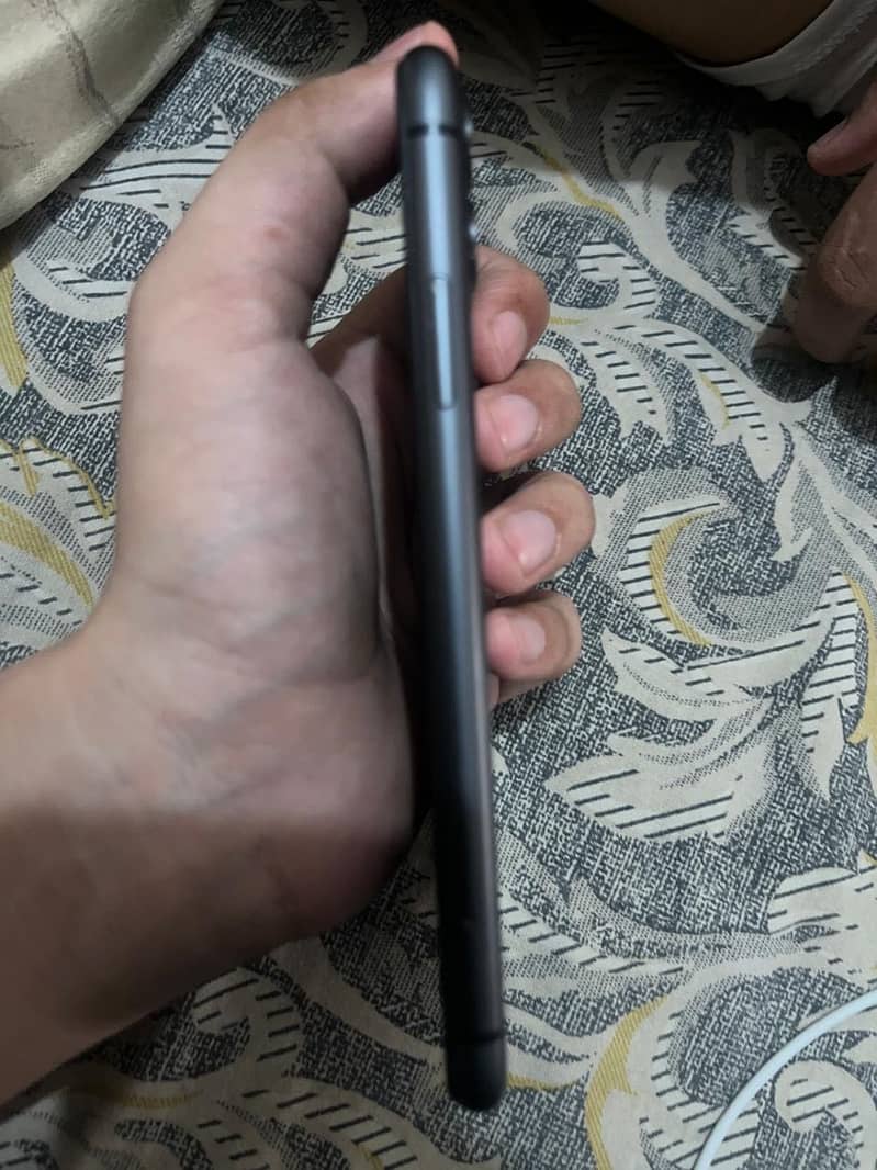iPhone 11 4