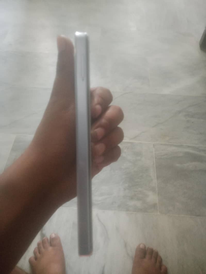 Realme V60 1