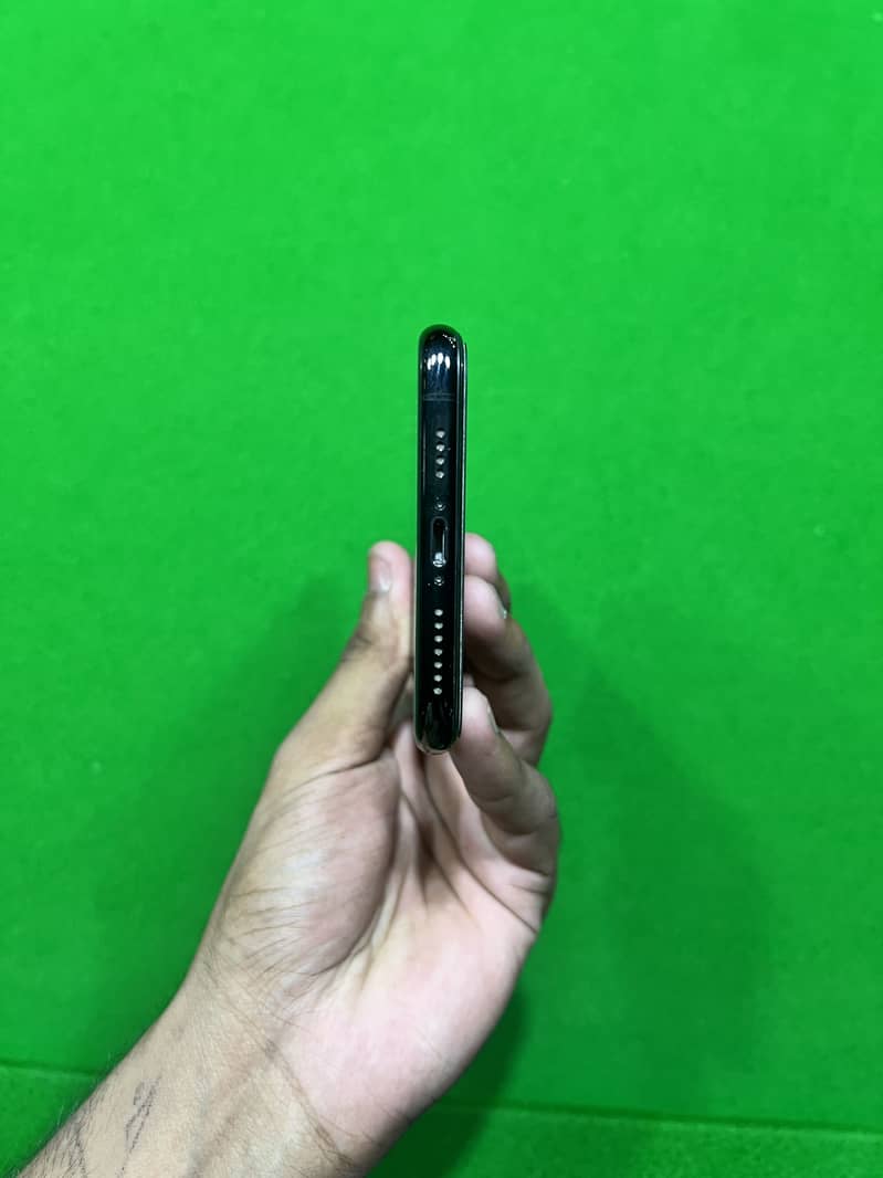 Apple iPhone XS Max 3