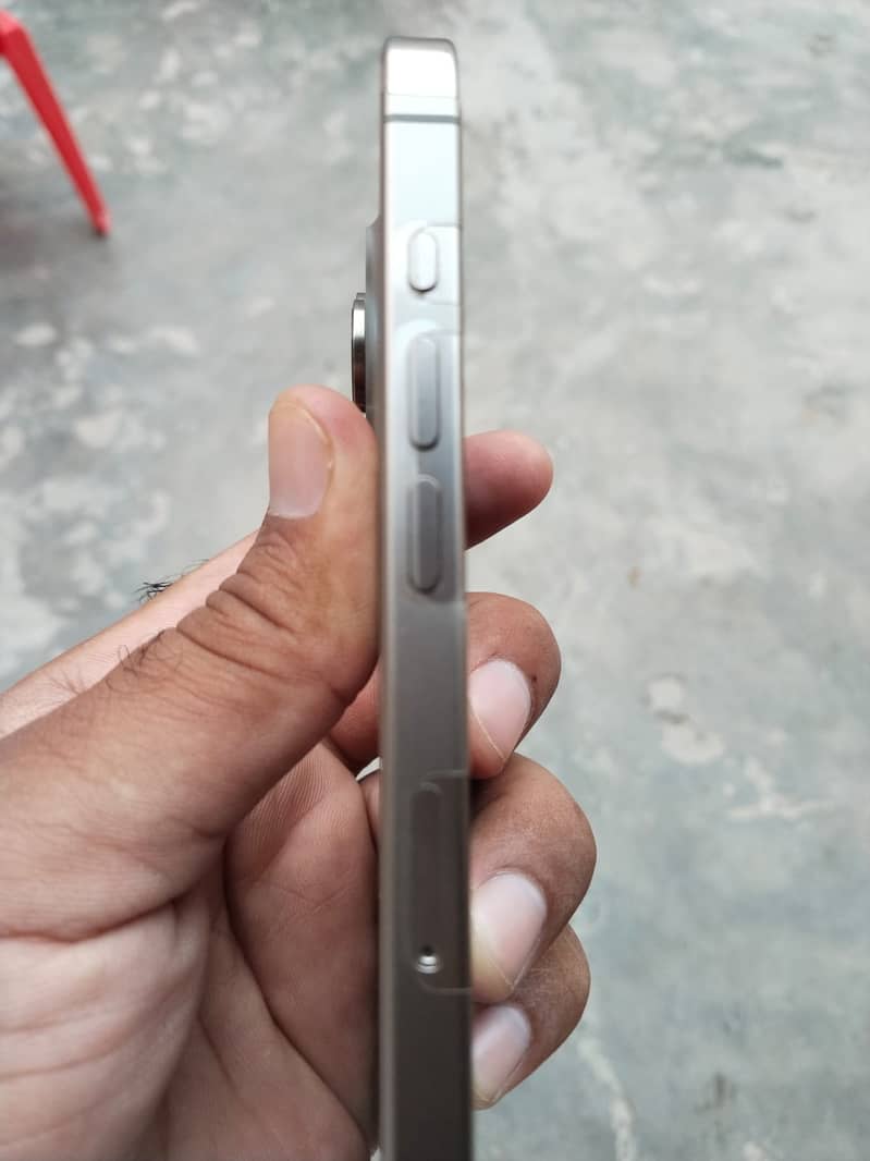 Apple iPhone 15 Pro Max 4