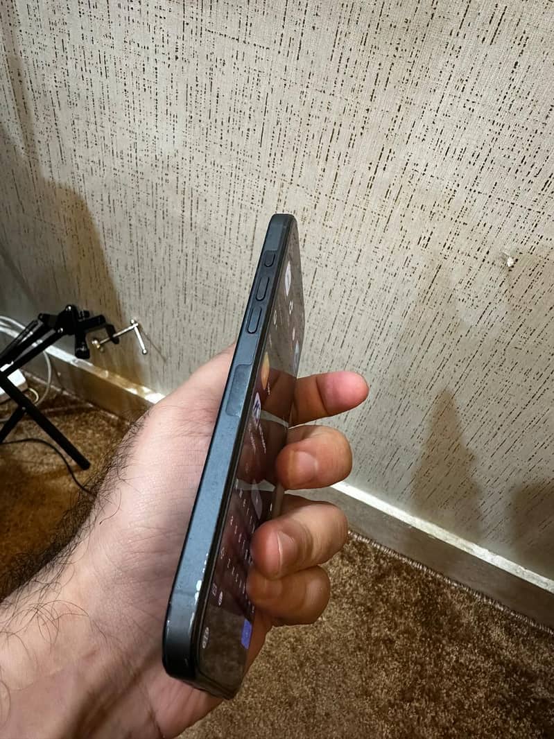 Apple iPhone 16 Pro Max 2