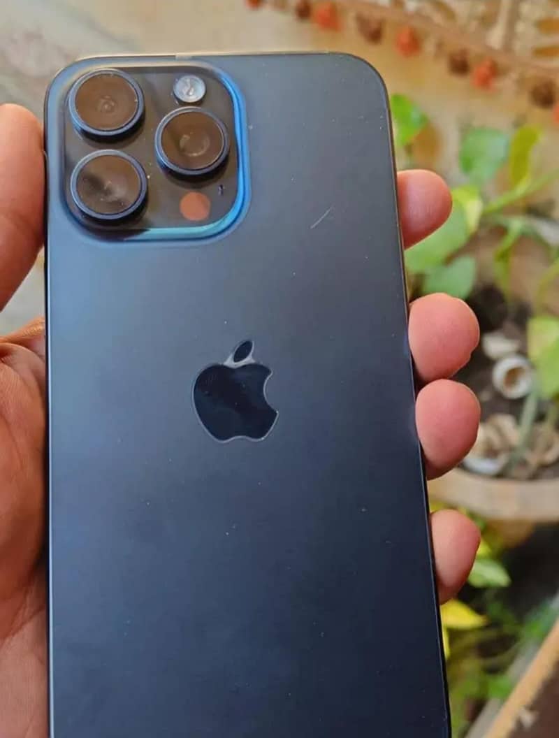 Apple iPhone 15 Pro Max 1