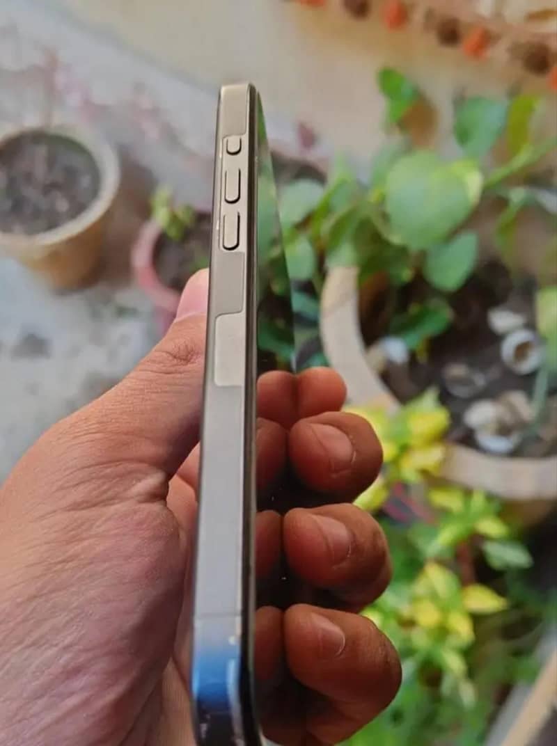 Apple iPhone 15 Pro Max 2