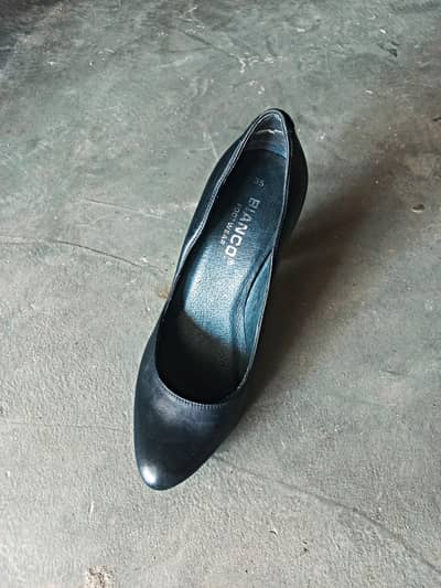 Bianco woman genuine leather pumps.
