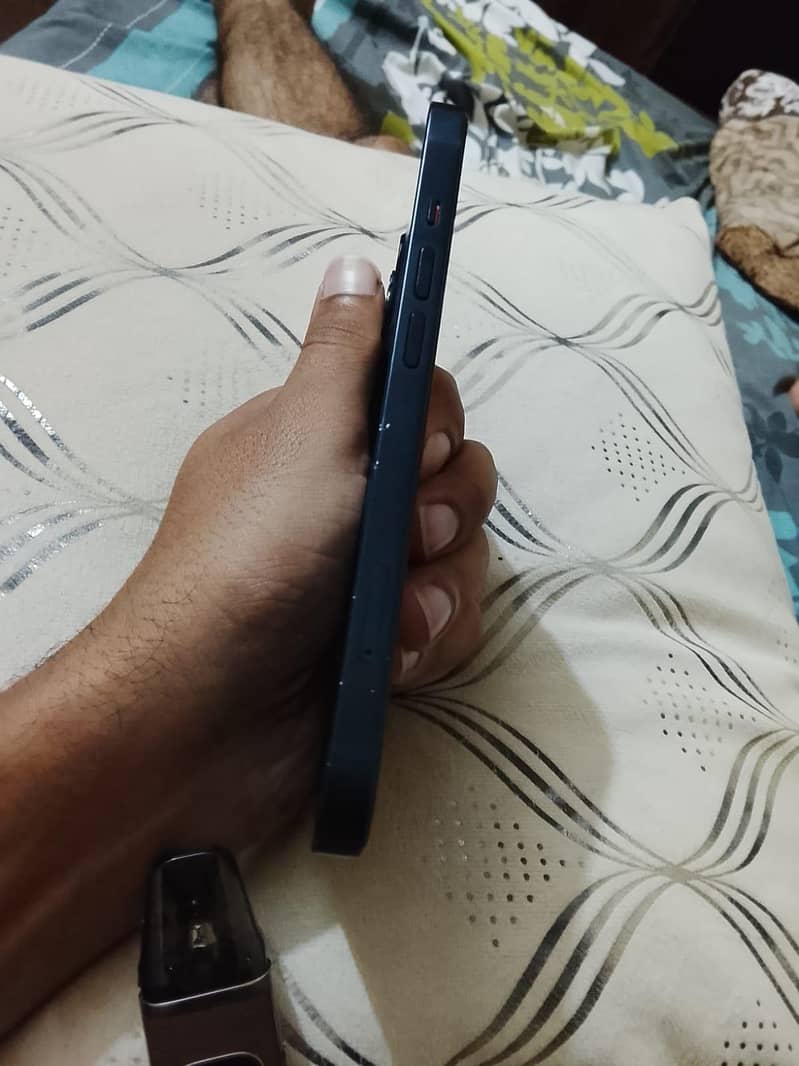 Apple iPhone 13 2