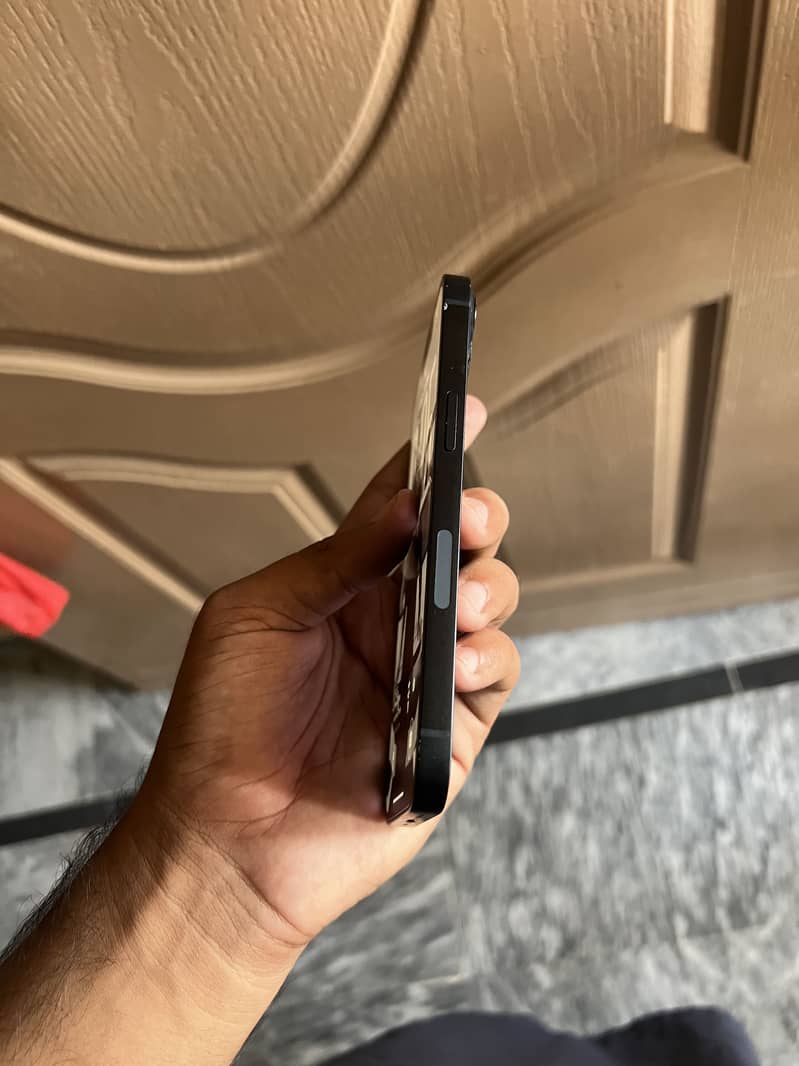 Apple iPhone 13 4