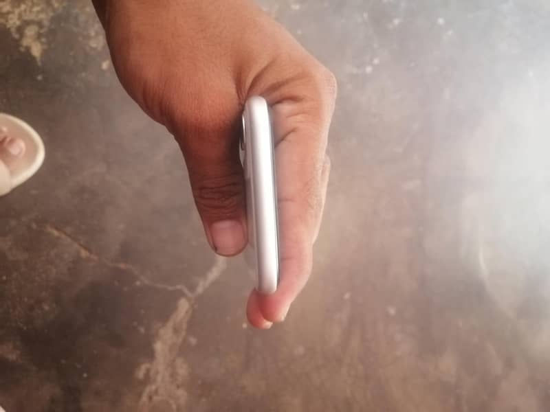 Apple iPhone 11 4