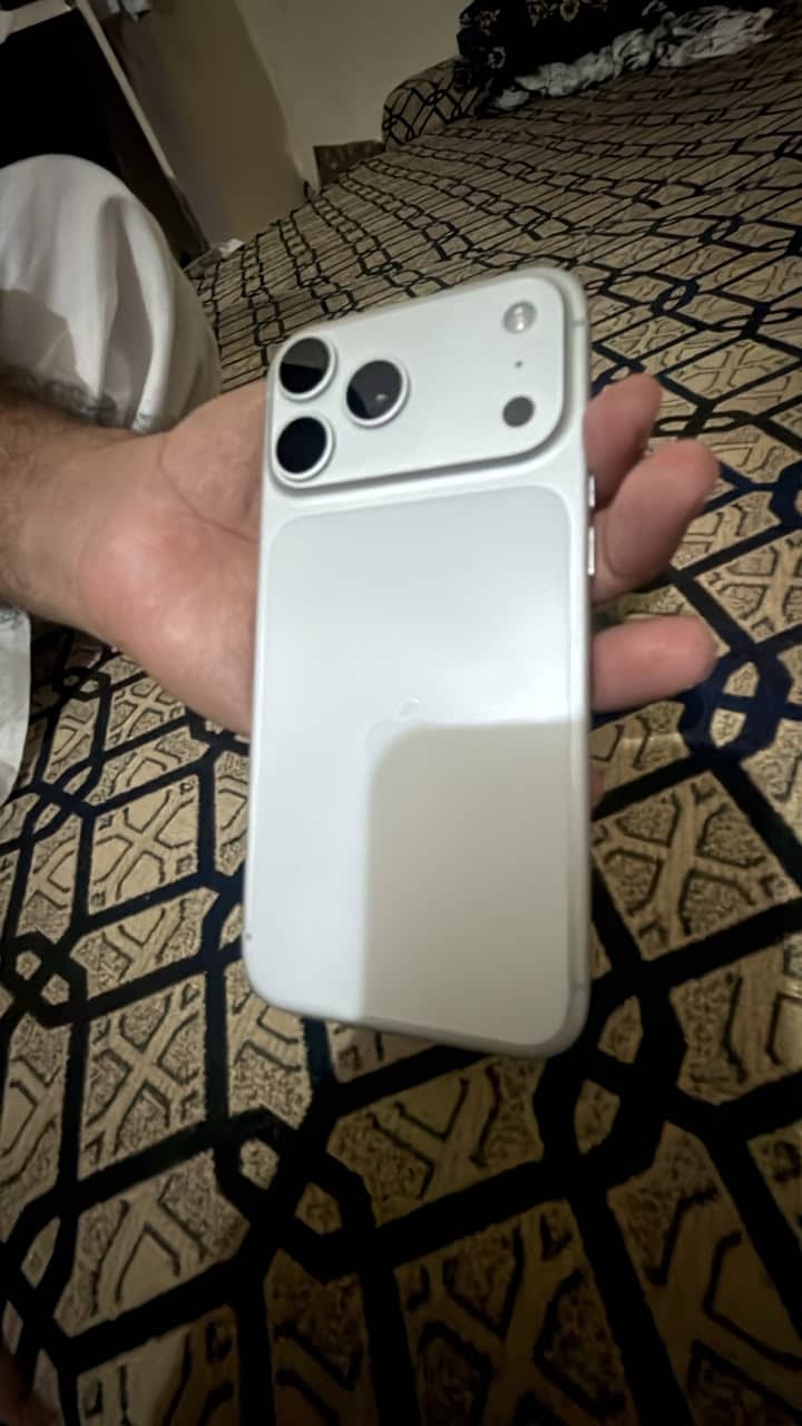 Apple iPhone 17 Pro Max 1