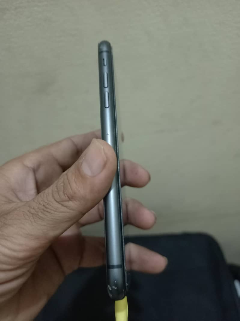 Apple iPhone 11 4
