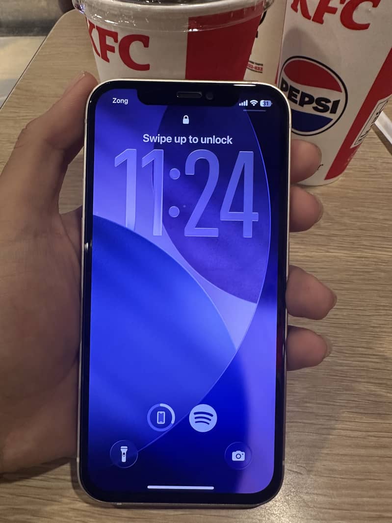 Apple iPhone 12 4