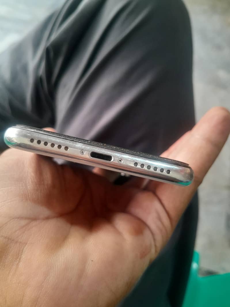 Apple iPhone X 4