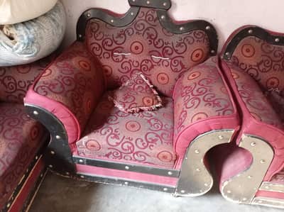 I'm selling a sofa set; call me #03068796148