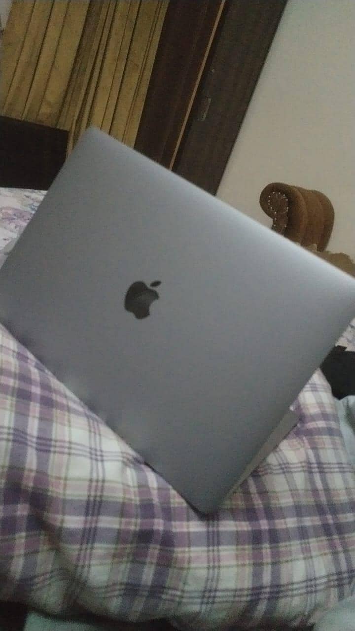 Macbook pro 2018 model i7 1