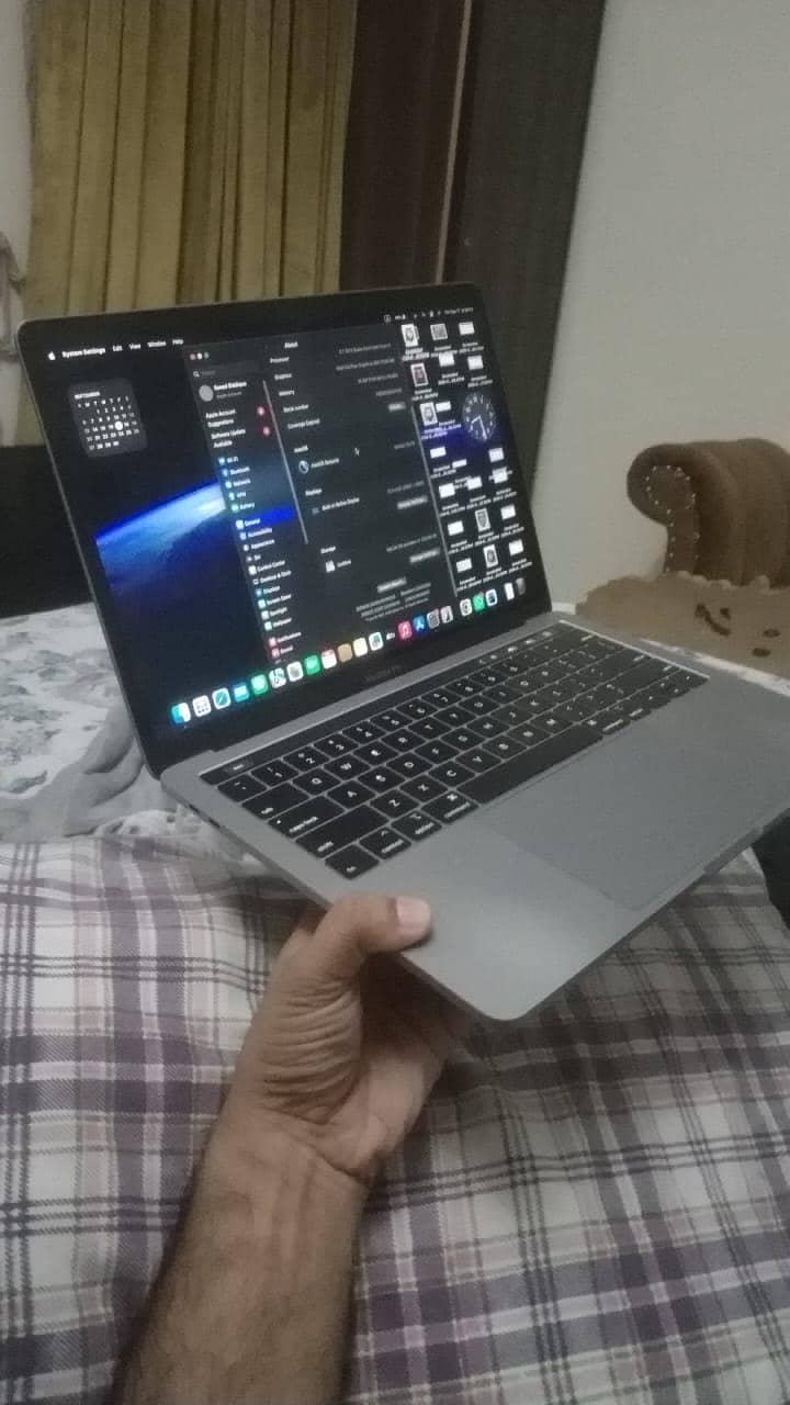 Macbook pro 2018 model i7 2