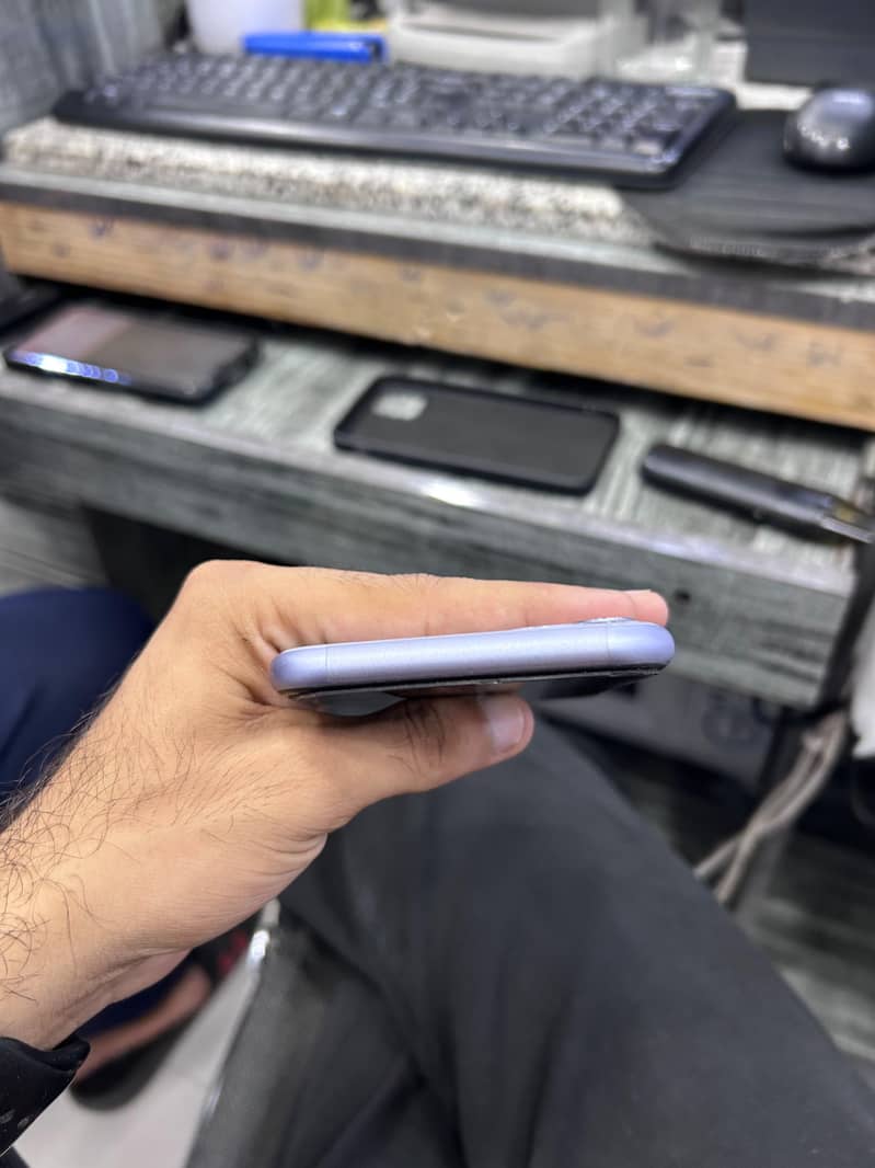Apple iPhone 11 4