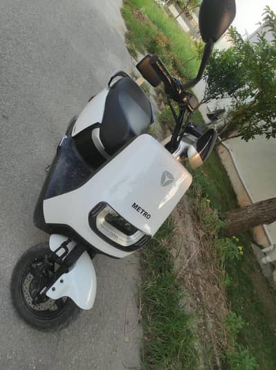 Metro / Yadea E8s Electric Scooter (1000W - White)