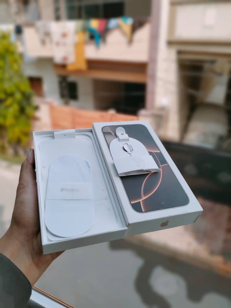 iPhone 16 Pro Max 1