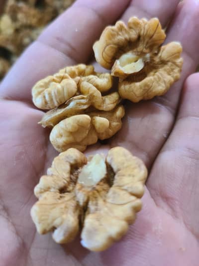 Akhrot (Walnut kernels),  3000 per kg