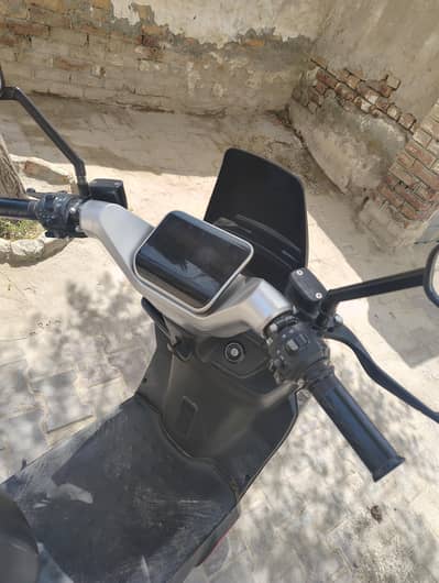 t11 Scooty eveon for sale 7700 km driven only