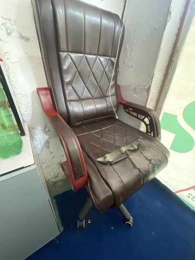 Chair ok ha bas set thori sy poshish honay wali ha