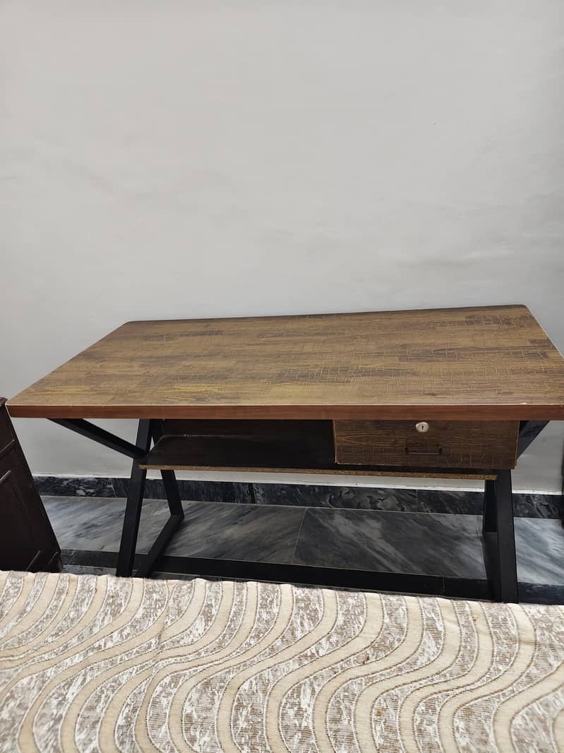 Computer / Study Table – Excellent Condition 3