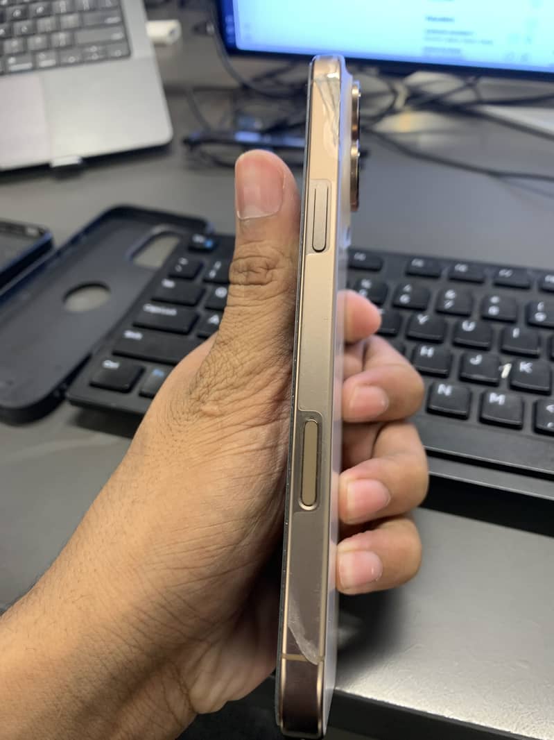 Apple iPhone 16 Pro Max 0