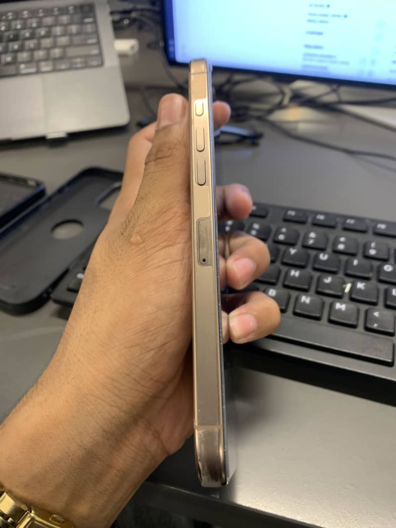 Apple iPhone 16 Pro Max 2