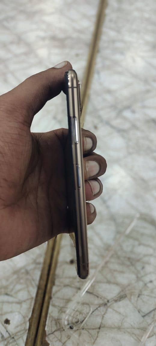 Apple iPhone XS 4