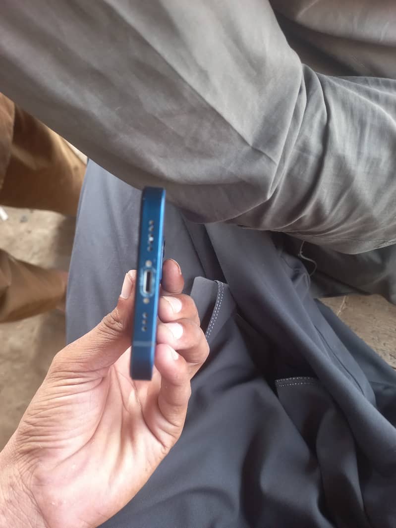 Apple iPhone 12 3