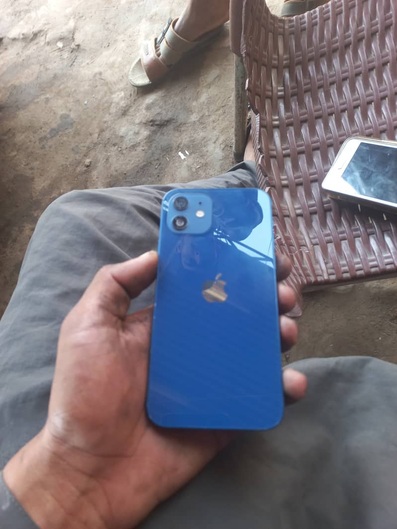 Apple iPhone 12 4