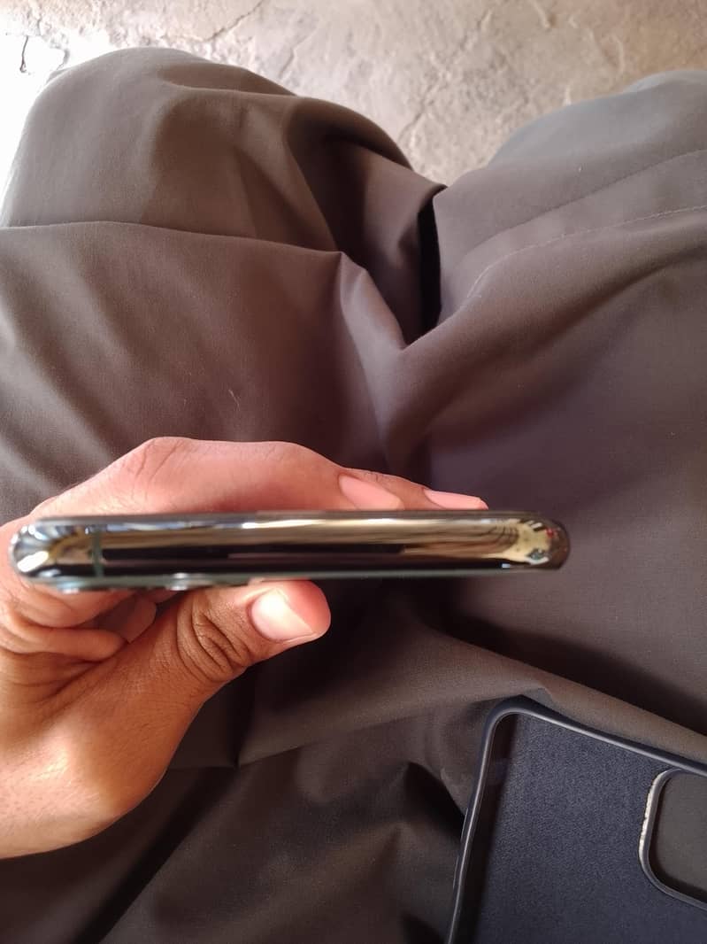 Apple iPhone 11 Pro Max 1