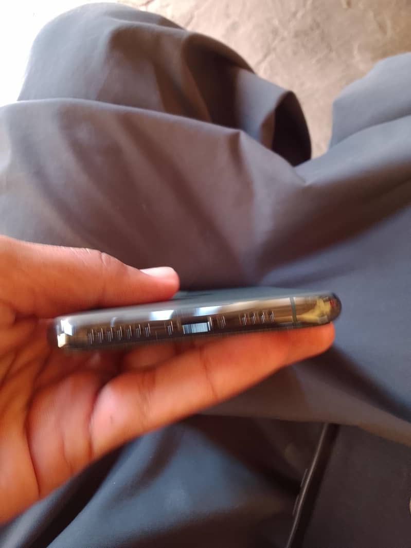 Apple iPhone 11 Pro Max 2