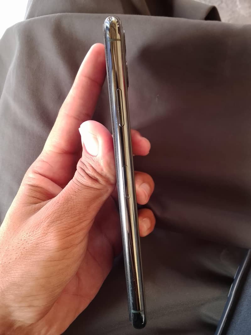 Apple iPhone 11 Pro Max 4