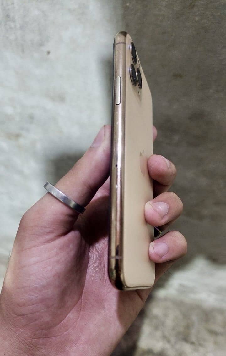 Apple iPhone 11 Pro 4