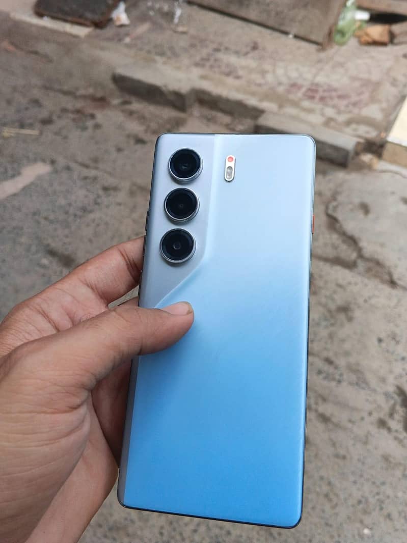 Tecno CAMON 40 Pro 1