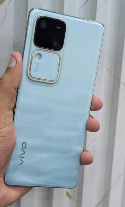 Vivo V30