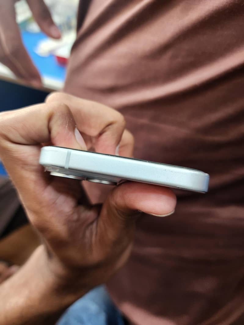 Apple iPhone 15 4