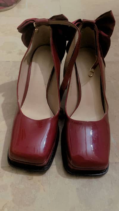 Preloved Maroon Bow Block Heels  36_ Hight Quality patent _Like New