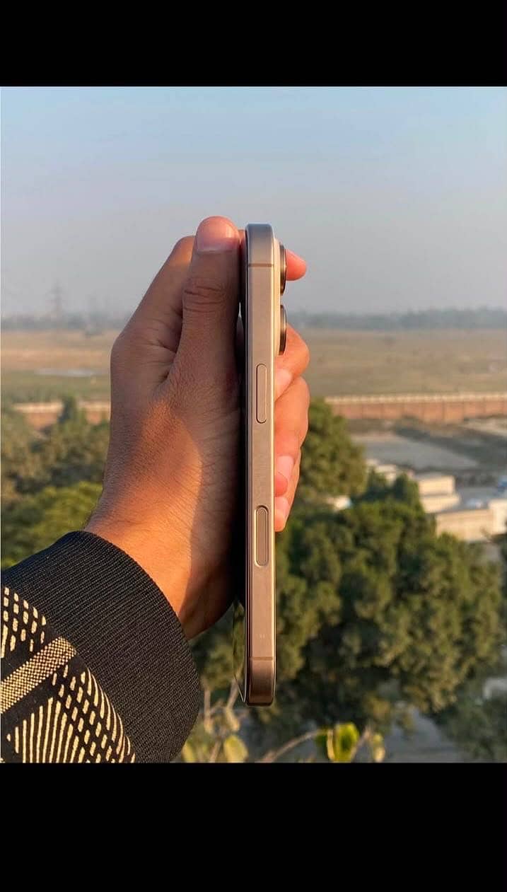 Apple iPhone 16 Pro 3