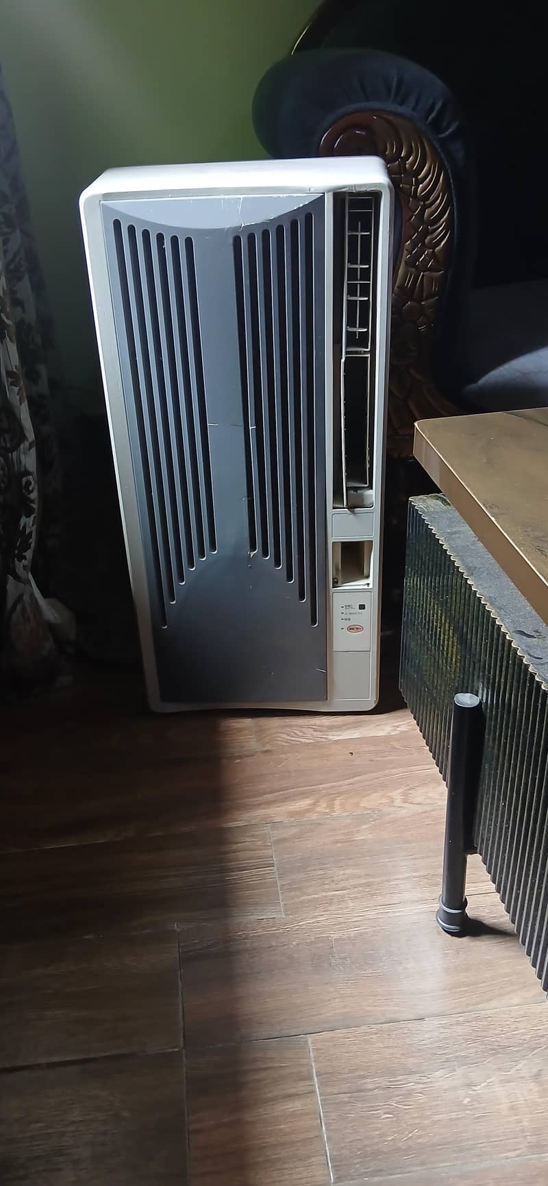 window AC 1