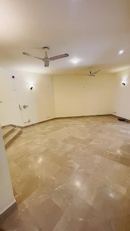 upper portion 3 bed prime location 3