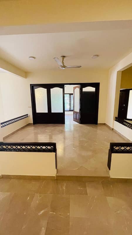 upper portion 3 bed prime location 8