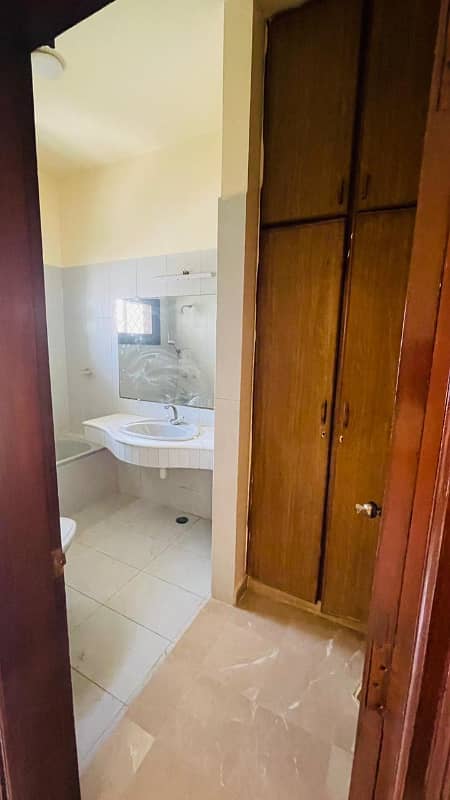 upper portion 3 bed prime location 10