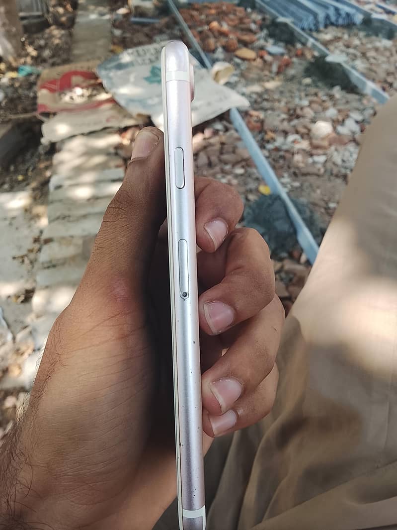 Apple iPhone 7 1
