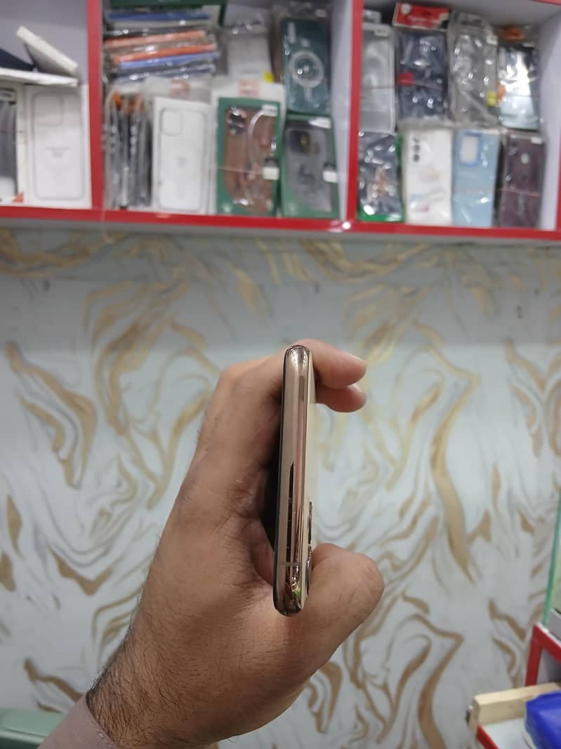 Apple iPhone 11 Pro Max 2