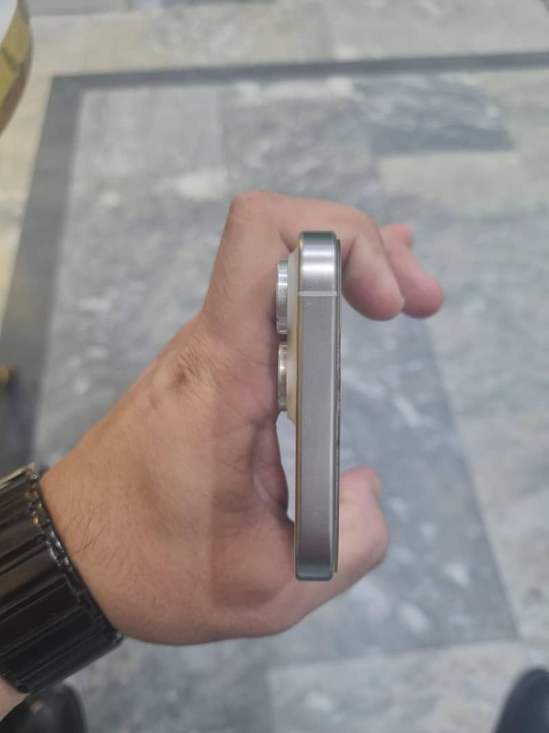 Apple iPhone 15 Pro Max 4