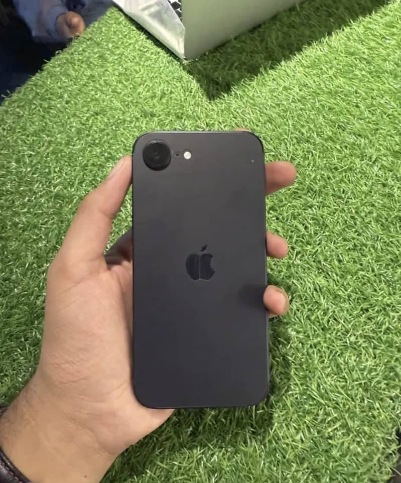 Apple iPhone 16e 0