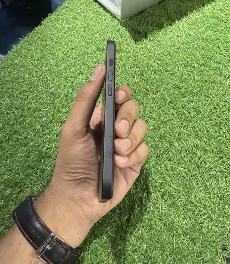 Apple iPhone 16e 2